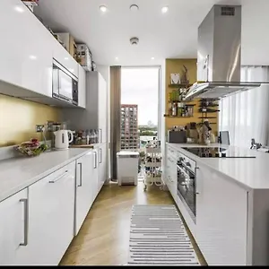 Ontario Point Flat Only Double Bedroom Homestay London